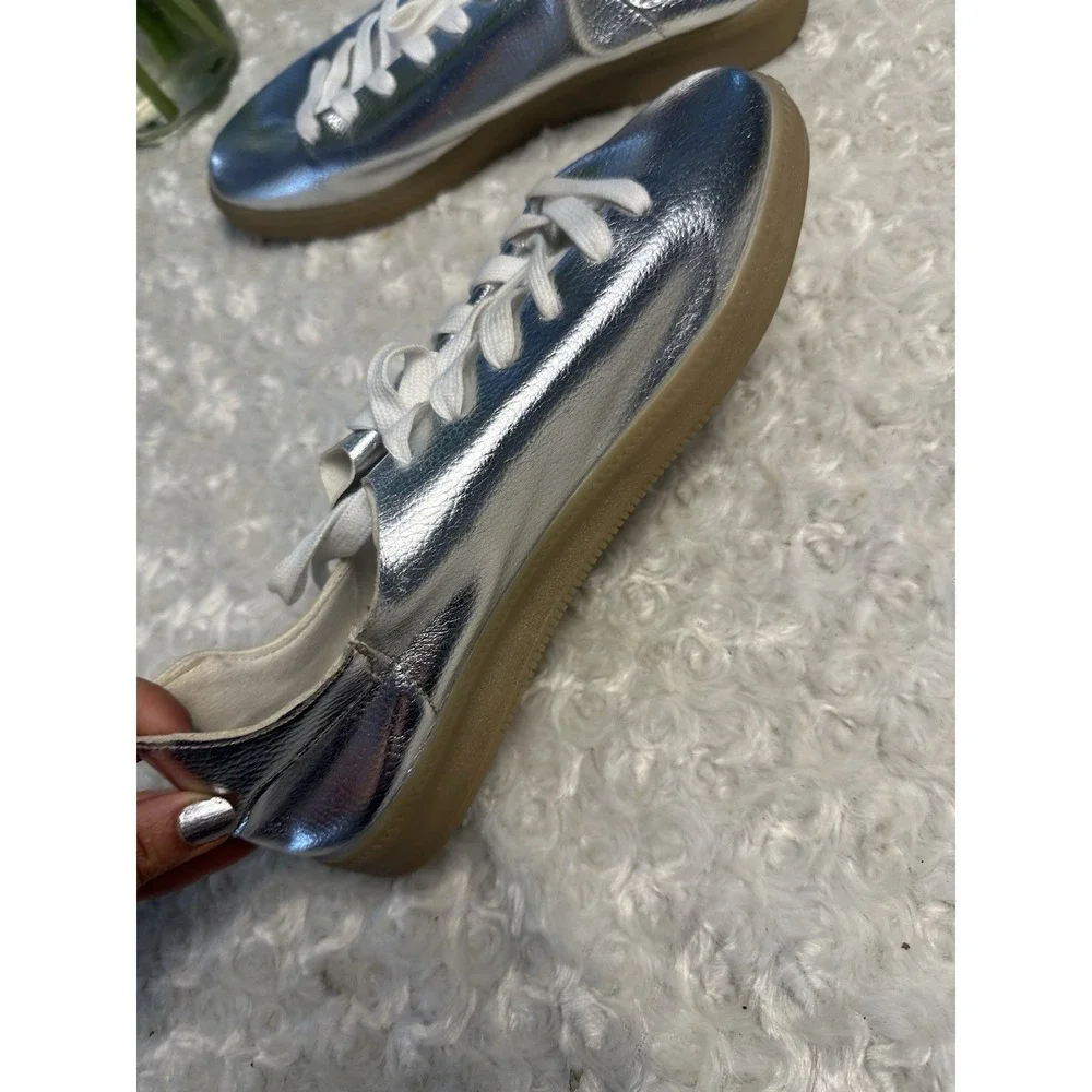 Woman Silver Metallic Low Top Lace-Up Sneakers Solid Pattern Pre-Owned